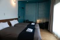 Tweepersoonskamer met 2 Aparte Bedden en Douche