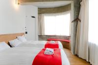 Tweepersoonskamer met 2 Aparte Bedden en Douche