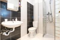 Tweepersoonskamer met 2 Aparte Bedden en Eigen Badkamer