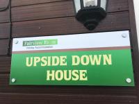 UPSIDE DOWN HOUSE - Sleeps up to 6 Guests - 2 Bathrooms,Great for Family and Friends Gatherings, Corporate events,Near Sherwood Forest at Fairview Farm in Nottingham set in 88 acres - Chambres d'hôtes Nottingham