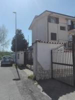 A Santy's Rooms-BAGNOCONDIVISO SHAREDBOTH ROOM2piano-no lift-3chilom a piedi xAEROPORTO-A PAGAMENTO SHUTTLE AIR CONDIZextra bed EXTRABED FOR A FEE-3 MINUTI BUS XFIERADIROMA-10 MINUTES STOP BUS TO ROME IN50 MINUTES TRAFFICPERMITTING ARE YOU TO ROME - Chambres d’hôtes
