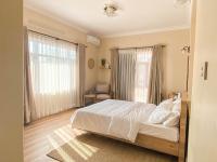 Habitación con cama grande y balcón