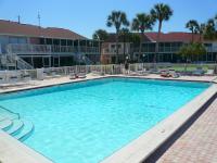 TWO Bedroom TWO Bath Family Condo - Sleeps Four - Unit B - Private Beach - Chambres d'hôtes St. Petersburg