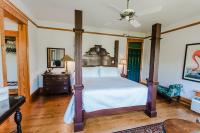 Habitación con cama extragrande y vistas al jardín 