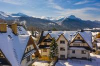 One-Bedroom Apartment with  Balcony and Mountain View