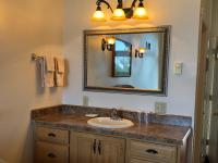 Habitación con cama grande y bañera de hidromasaje