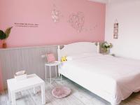 Habitación con cama grande y balcón