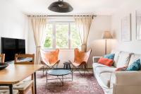 Charming Apartment With Vibrant Accents - B&B