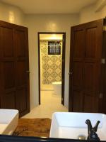 Habitación con cama grande