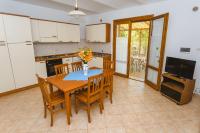 Apartamento de 1 dormitorio con jardín