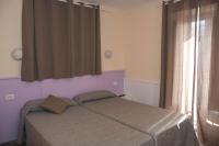 Habitación con cama grande