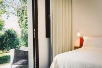 Kamer met Queensize Bed en Uitzicht op de Tuin