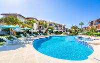 Apartment with Pool View 