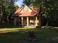 One-Bedroom Holiday House with Shared Bathroom