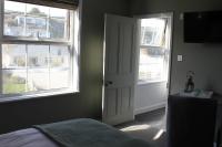 Dreibettzimmer mit Dusche