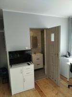 Tweepersoonskamer met 2 Aparte Bedden en Eigen Badkamer