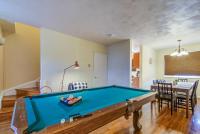 B&B Alexandria - Modern Townhouse with pool table by CozySuites - Bed and Breakfast Alexandria