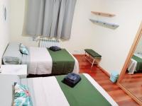 Tweepersoonskamer met 2 Aparte Bedden en Gedeelde Badkamer
