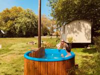 Somerleyton Meadows - The Hideaway Hut & Hot Tub - B&B