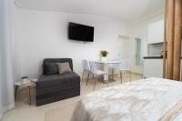 Suite con cama grande y balcón