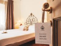 Zimmer mit Kingsize-Bett und Whirlpool