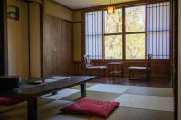 Zimmer im japanischen Stil mit Bad halb im Freien