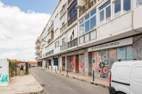 Stroll to Coffee Shops Near a Renovated Hillside Apartment in Graça - B&B