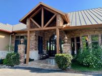 Scenic Hill Country Retreat - Rhino Ranch - B&B New Braunfels