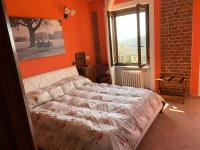 Habitación con cama extragrande y vistas al jardín 
