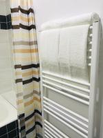 COMFY APARTMENT - Free Private Parking,AC,Wi-Fi - Chambres d’hôtes Carei