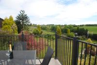 UPSIDE DOWN HOUSE - Sleeps up to 6 Guests - 2 Bathrooms,Great for Family and Friends Gatherings, Corporate events,Near Sherwood Forest at Fairview Farm in Nottingham set in 88 acres - Chambres d'hôtes Nottingham