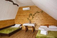 Dreibettzimmer mit Poolblick