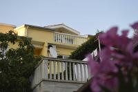 Private studio apartment with a garden and a terrace - B&B