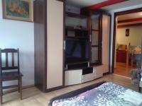 Deze driepersoonskamer heeft een gedeelde badkamer.