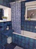 Zimmer mit Queensize-Bett und Balkon
