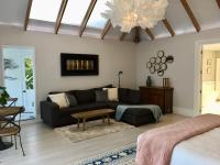 Columbus Suite at 144 on Jones - Bed and Breakfast Omiha