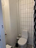 Helle Zelle mit großem Bett und Gemeinschaftsbad/-WC