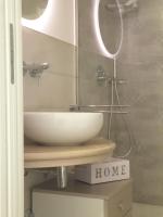 Habitación con cama extragrande y vistas al mar