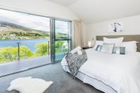 Lakeside Luxury with Spa - B&B