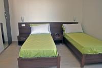 Tweepersoonskamer met 2 Aparte Bedden en Douche