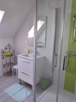 Tweepersoonskamer met 2 Aparte Bedden en Eigen Badkamer