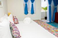 Habitación con cama extragrande y balcón