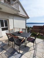 Appartamento con 2 Camere da Letto, Terrazza e Vista Mare