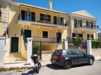 The Bluehouse - Spacious top floor flat with parking, by Mon Repos beach - B&B