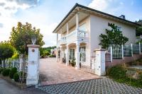 Villa Eifelpalace am Nürburgring - Bed and Breakfast Adenau