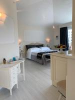 Suite mit Kingsize-Bett und Poolblick