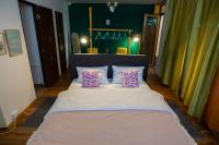 Habitación con cama grande