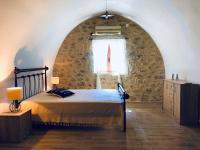 Kamares Stone House 1 - Bed and Breakfast Geroliménas