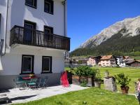 Apartment with Mountain View