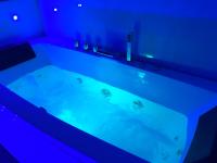 Zimmer mit Kingsize-Bett und Whirlpool